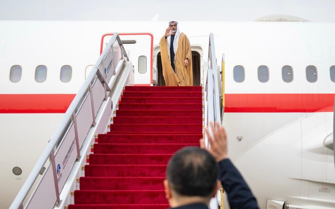 阿联酋王储离开北京！4月14日王储哈立德结束在北京的工作返程，穿传统服饰站在舷梯