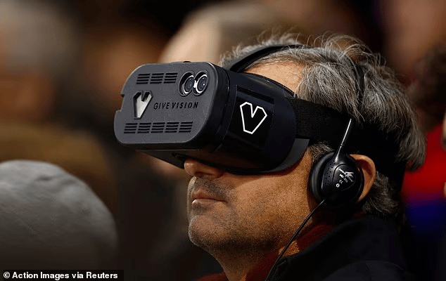 水晶宫将在英超首创给视障人士提供观赛设备, 让其看见足球