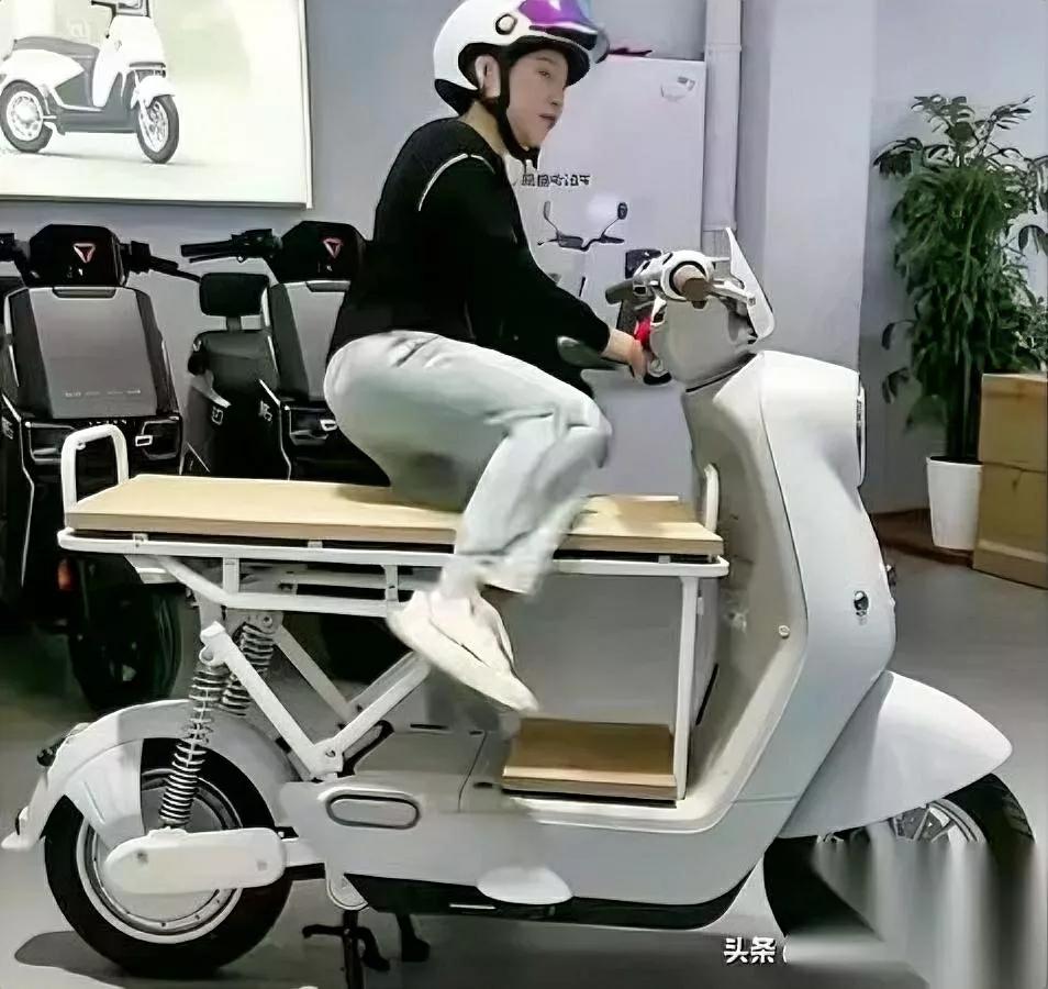 昨天见个大哥给电动车加了块板瞬间解决载娃难题——但我盯着看了十分钟，越想