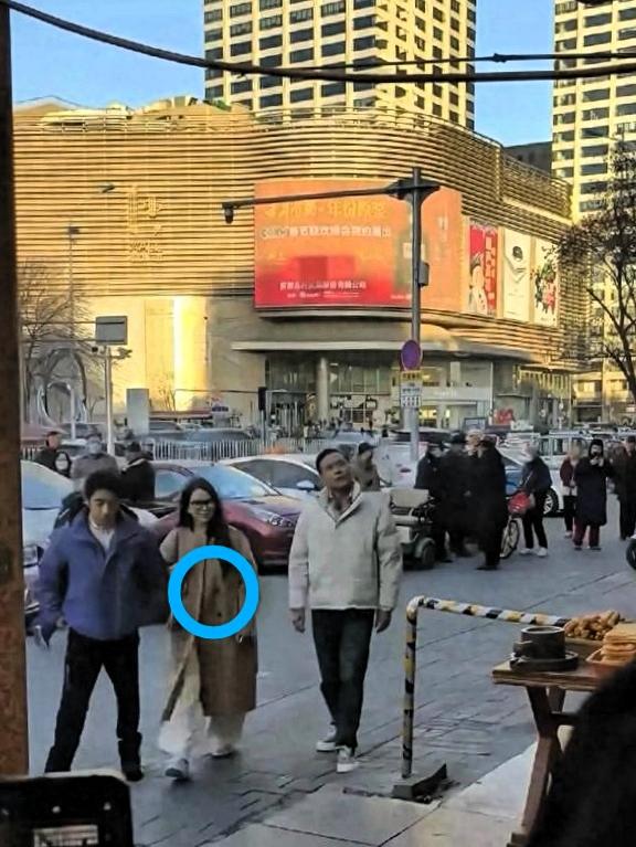 天津偶遇伊能静，这状态也太真实了吧！家人们，有网友在天津街头拍到伊能静，路