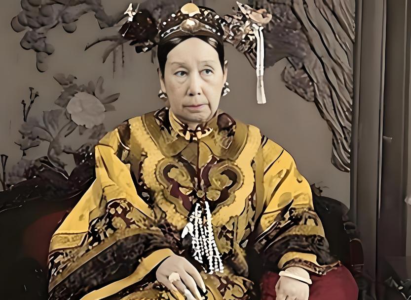 1900年，慈禧狼狈逃窜至山西首富乔家，临行时，慈禧让乔家借她10万两，乔