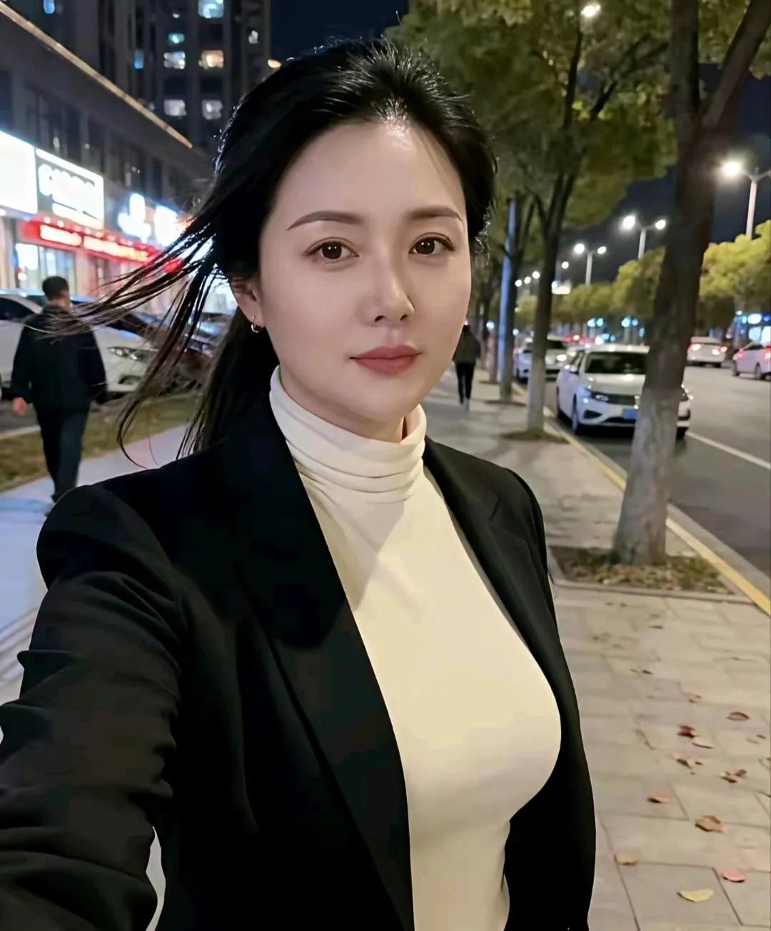 这绝对可以堪称绝佳美女！皮肤细腻，白里透红，容貌甜美，五官长相精致，美得无可挑剔