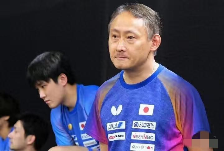 快哭了！张本智和丢冠，最伤心的莫过于张本老爹和妹妹张本美和了。这次本以为张本