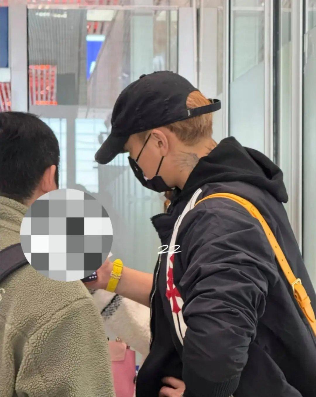 黄子韬和老婆徐艺洋现身澳门机场，夫妻俩全身上下都是名牌，看着就特别有底气～