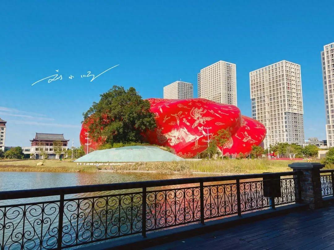 广州郊区花都区的广州融创大剧院，因独特造型引发争议，还被很多人调侃像“五花肉”？