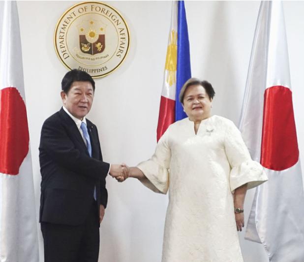 菲律宾现在也学会玩“平衡术”了！当着日本外相的面，菲律突然宣布对中国公民免签，这