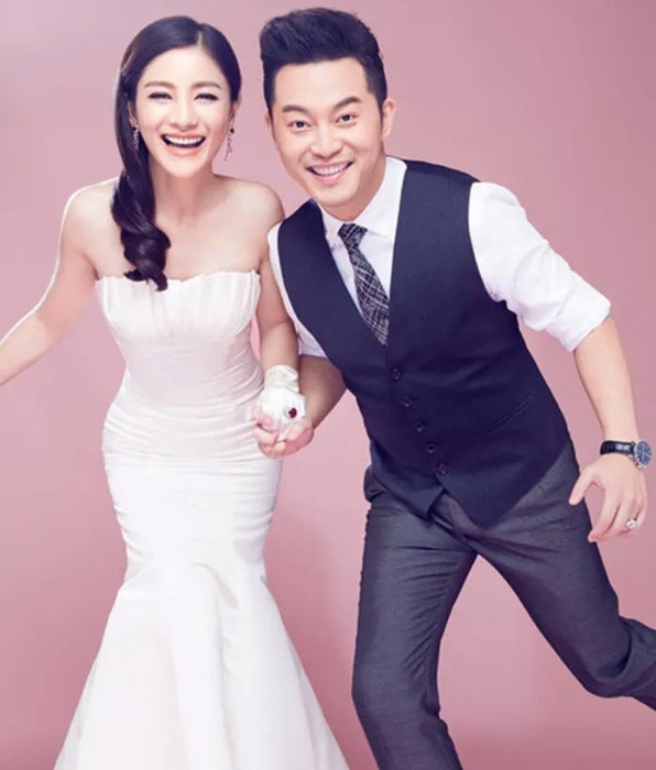 有一次，沙溢打电话给胡可:“毛毛，我从咏哥那里买了一个打火机，8万块，我钱不够，