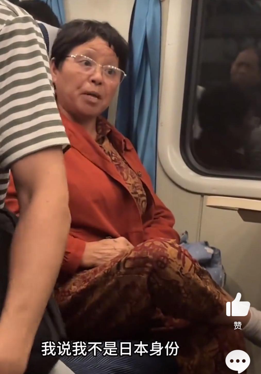火车上老仙女脱鞋，臭脚放对面小姑娘座椅，手机外放，拿人家充电宝充电都不打招呼。小