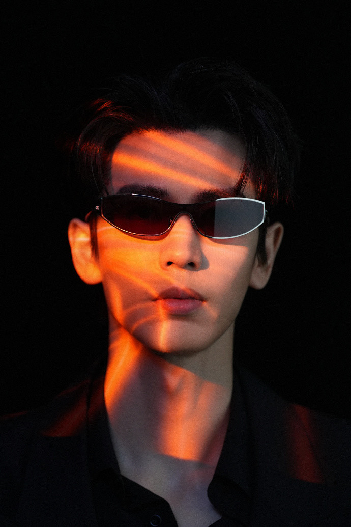 还没走出张凌赫跨年戴墨镜走秀带给人的震撼，这组墨镜照又把人帅到反复品味