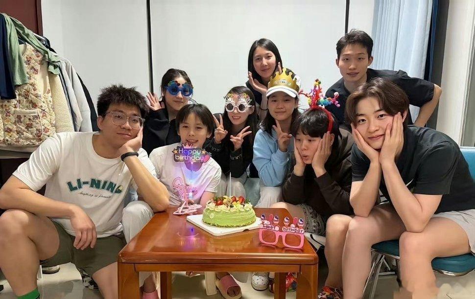 全红婵19岁生日现场曝光！陈芋汐惊喜现身，姐妹情深打破争议​​​