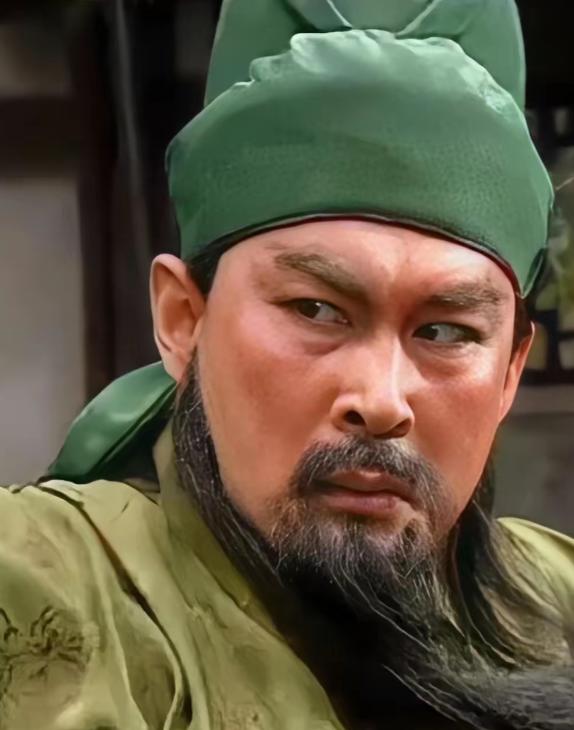 关羽斩颜良诛文丑后，张辽问：“云长，这两人谁更厉害？”关羽的回答，让张辽大吃一惊