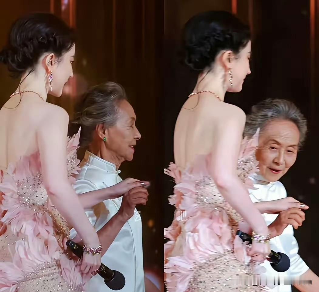 刘亦菲牵着吴彦姝老师的手，哪像两代人，分明是同一个灵魂在不同年纪的对话。吴奶奶