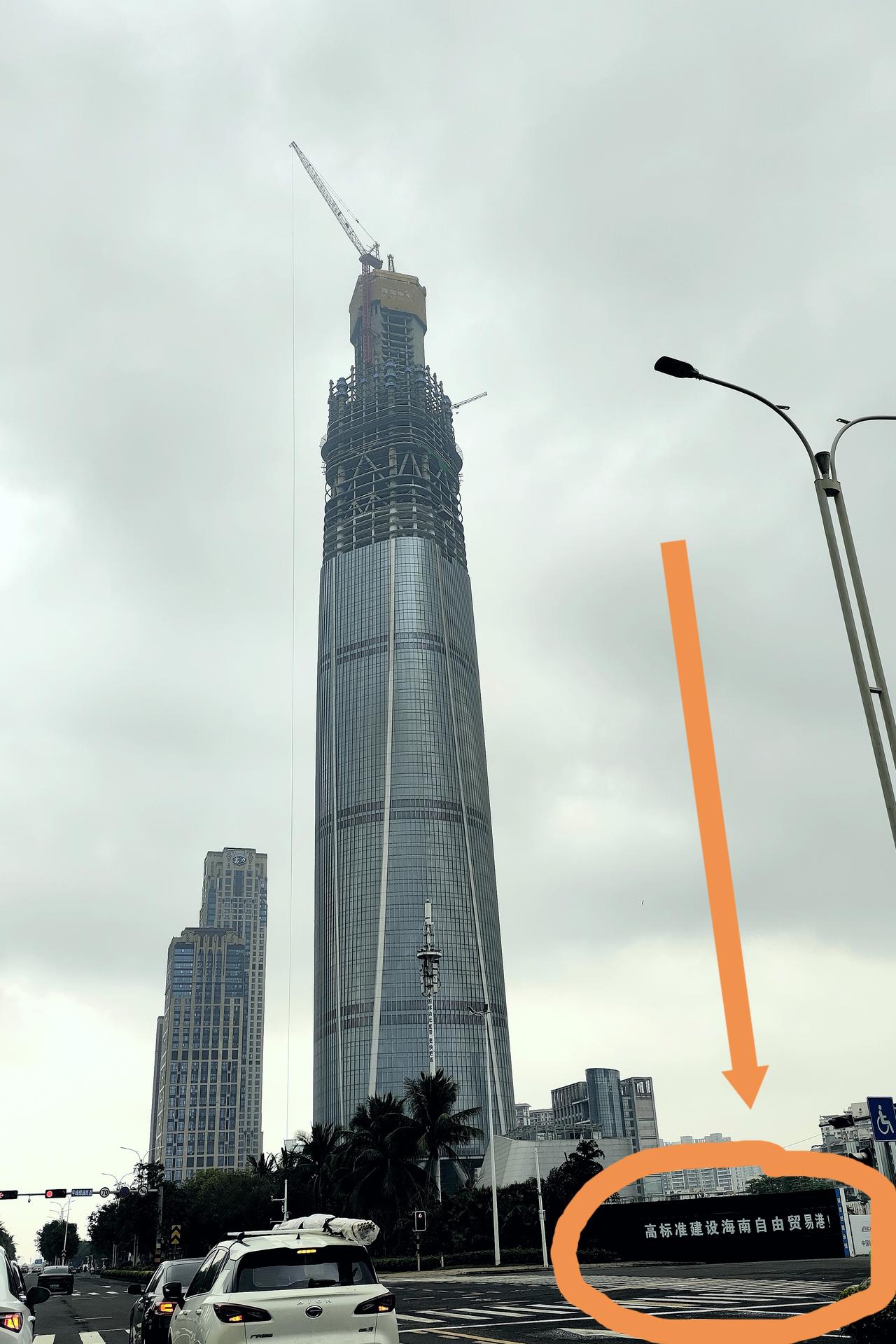 差点误解了海南第一高楼。前段时间在海口市区国兴大道行车，忽然看到了曾经传闻的海