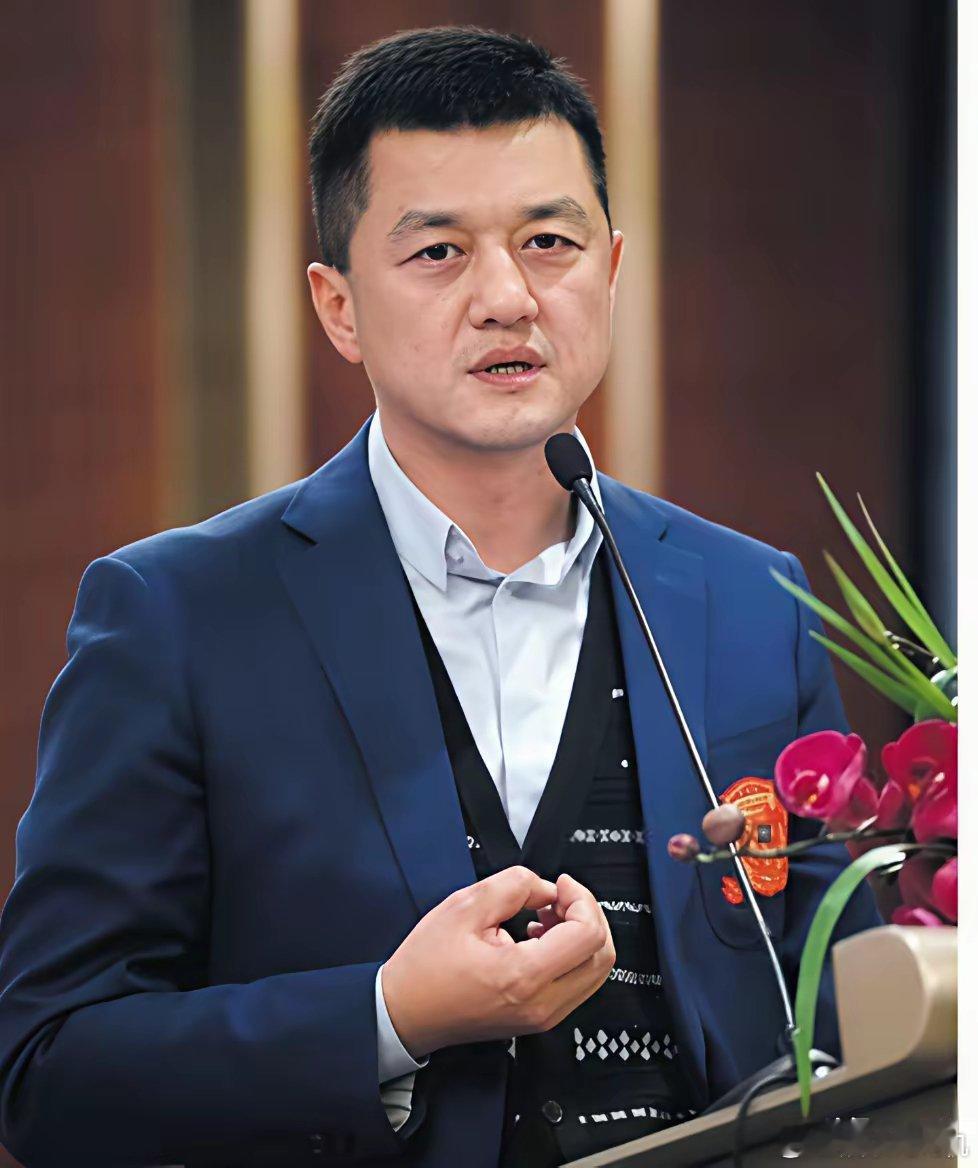 老护士王姐这一哭，把这事儿的体面彻底给撕开了。大家都盯着李亚鹏欠债的那点新闻，谁