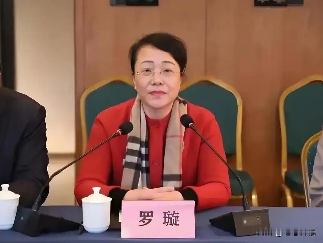 江西落马女贪官罗璇，这次真的是“落到漩涡”里去了。今年刚50岁，看着挺年轻，打扮