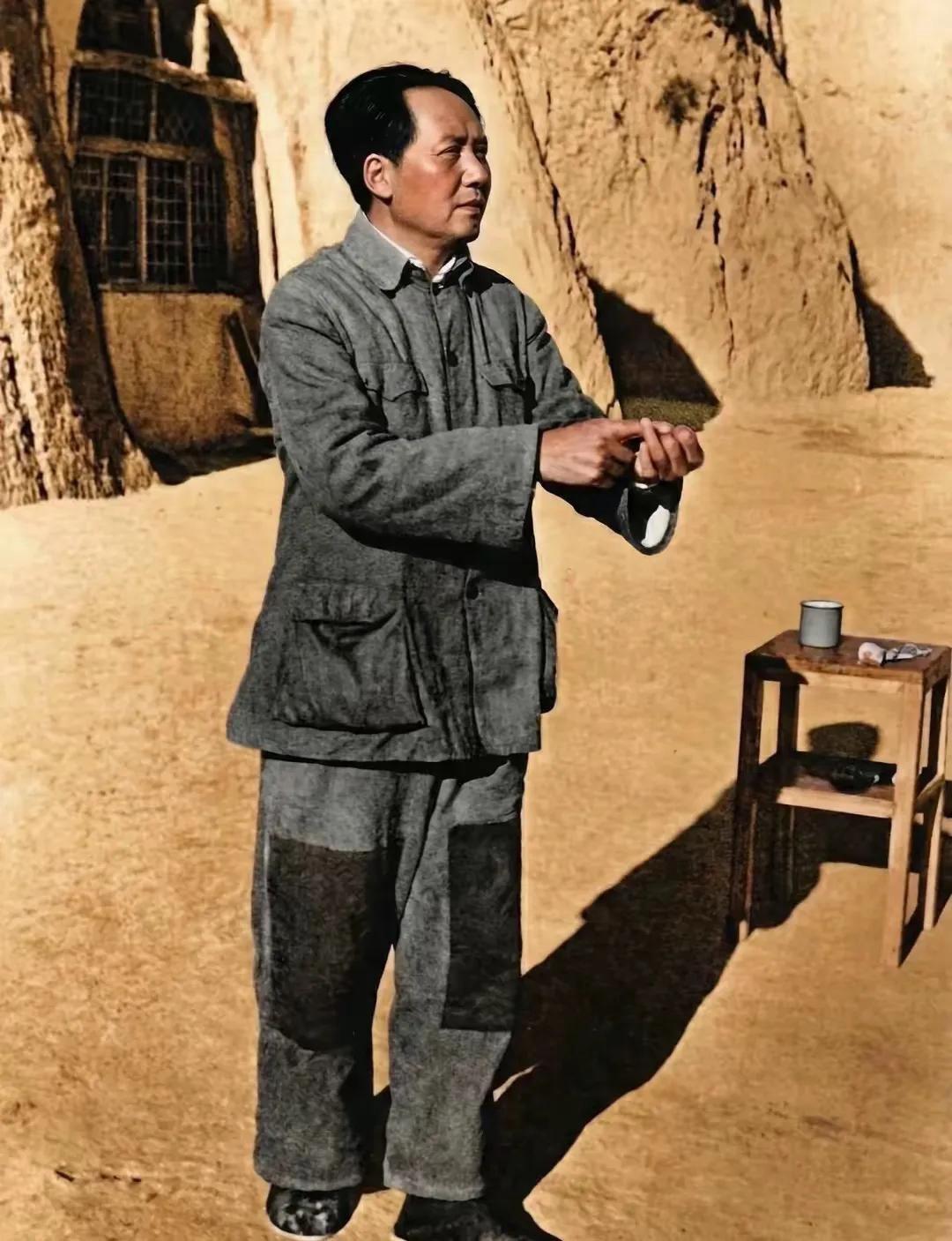 这是一张延安时期的珍贵历史照片，画面中的毛主席身着打补丁的粗布军装，站在窑洞前的