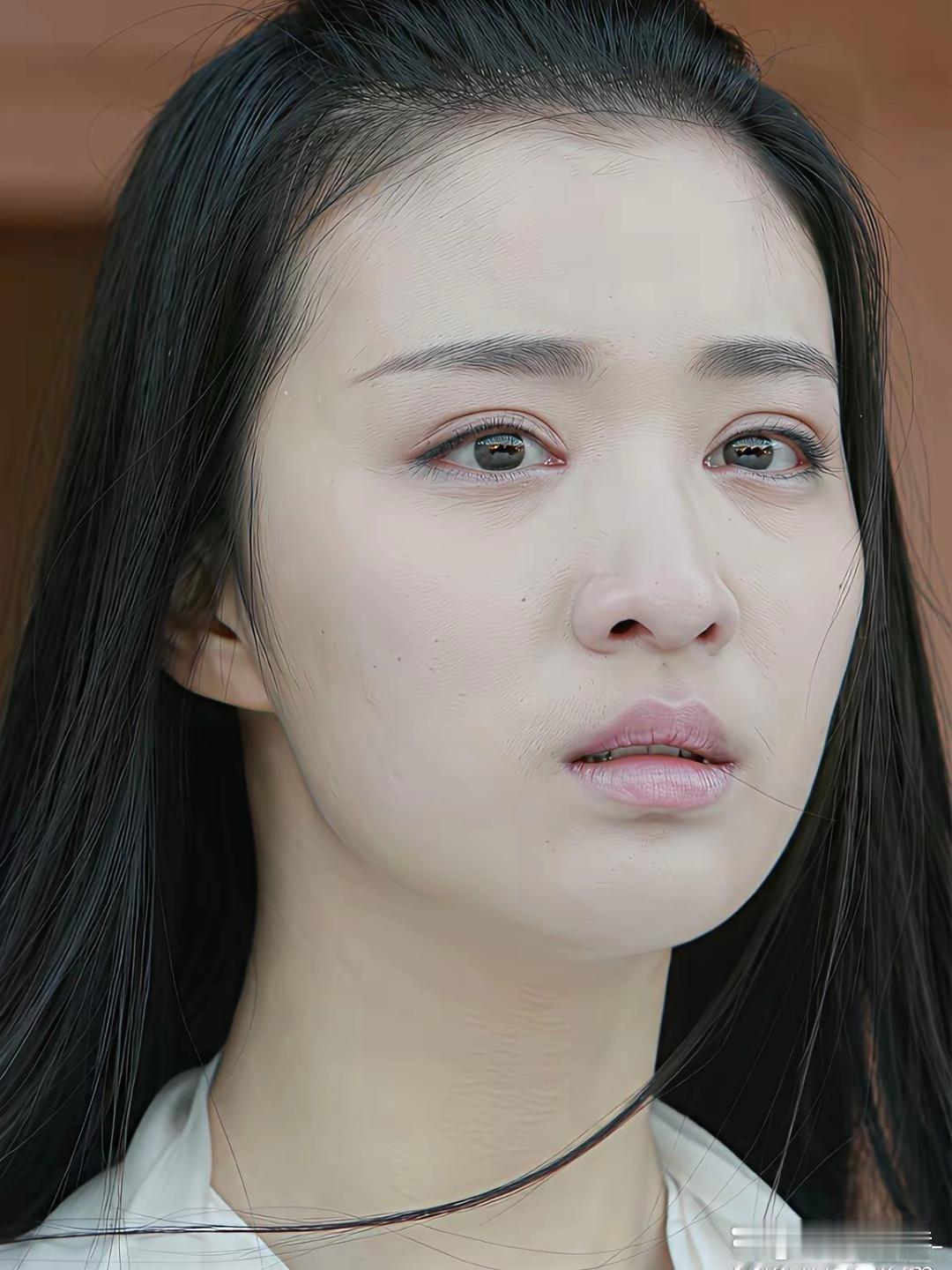 王楚然确实更适合浓妆，一素颜，鼻子那块的缺陷就很明显了