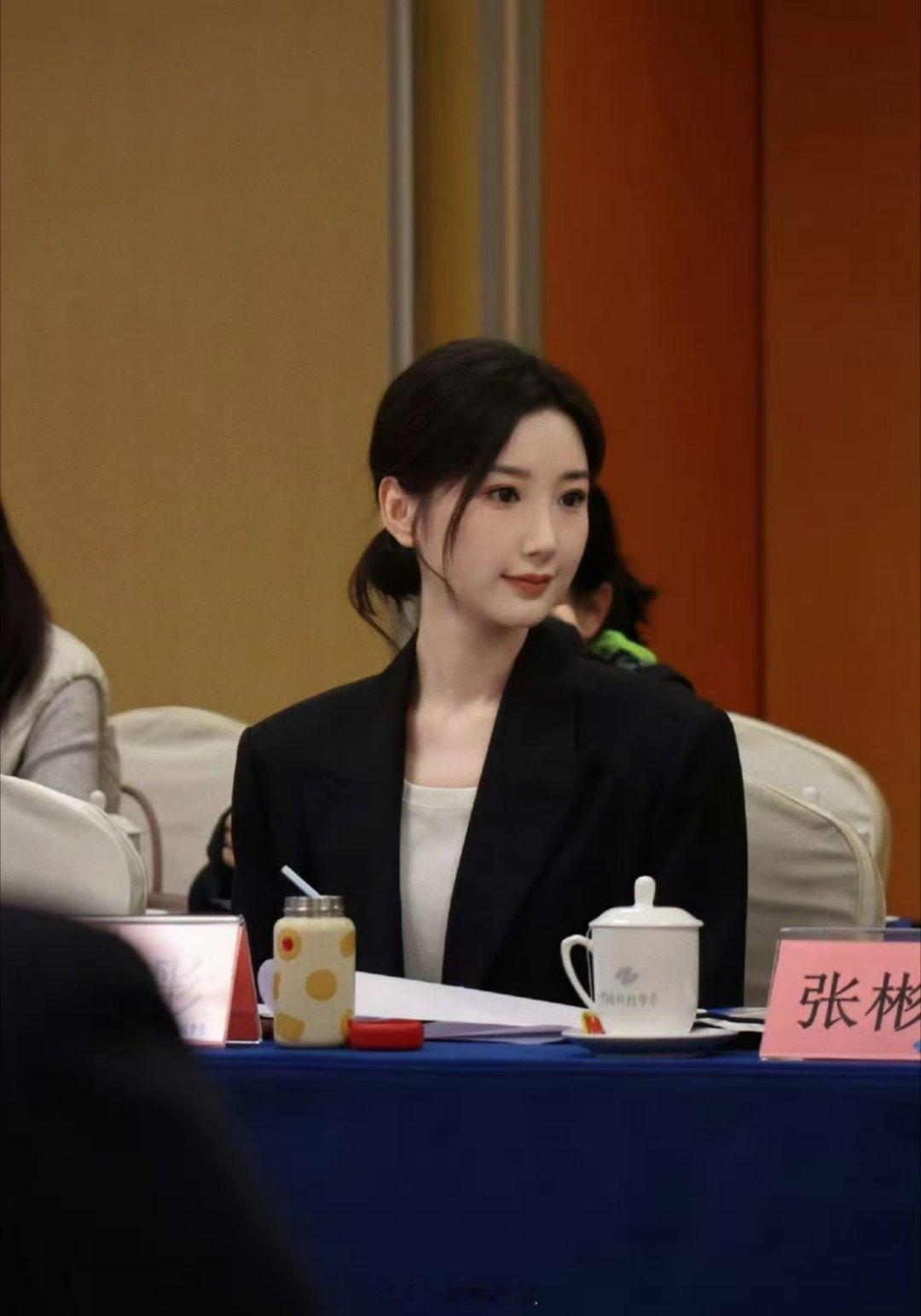 毛晓彤一身正装妆造，这不就是体制内女友的即视感啊，温婉知性优雅的大姐姐啊，毛晓彤