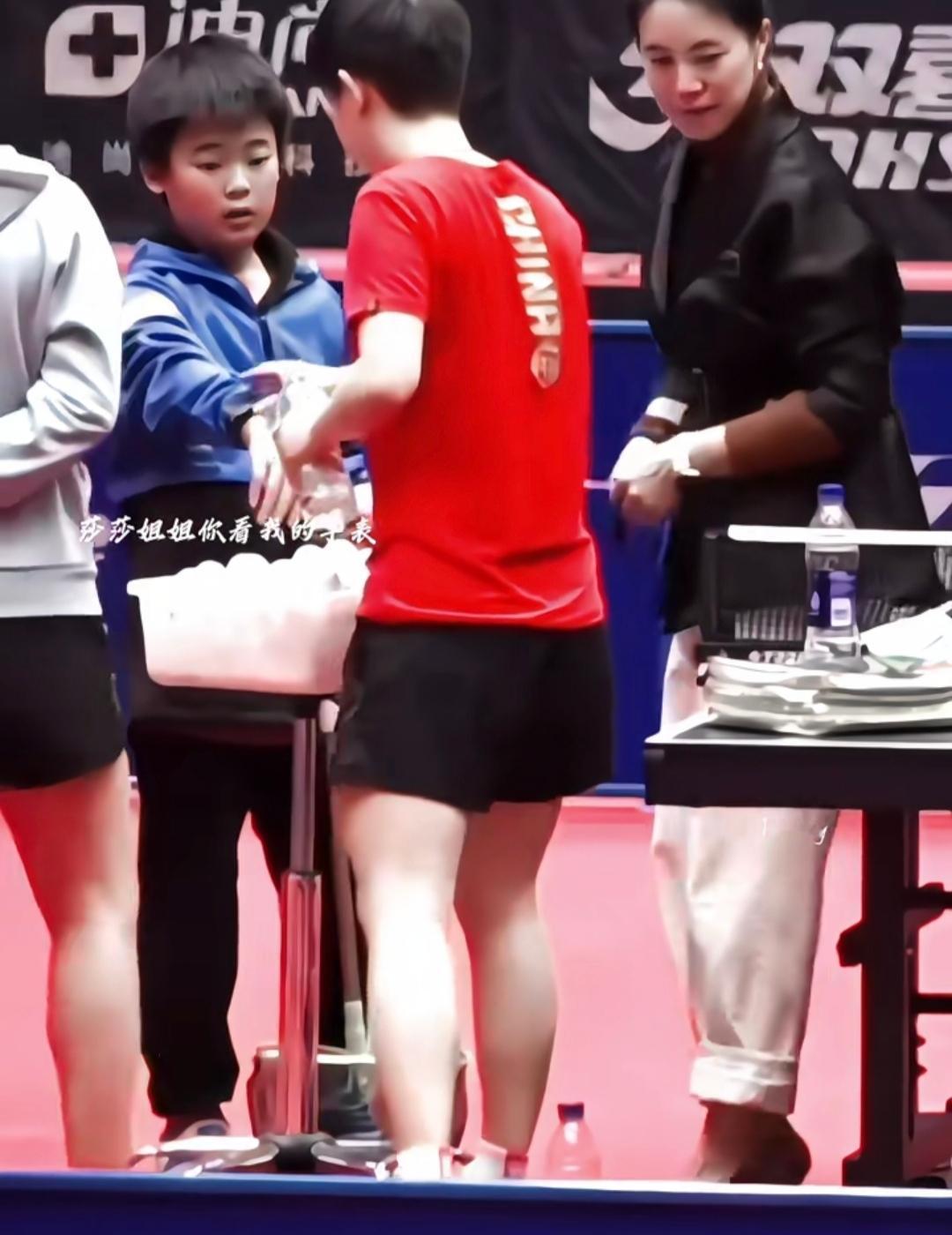 莎莎看着王楠家儿子的手表，非常喜欢。小孩：“莎莎姐姐看我的手表。”莎莎：“能