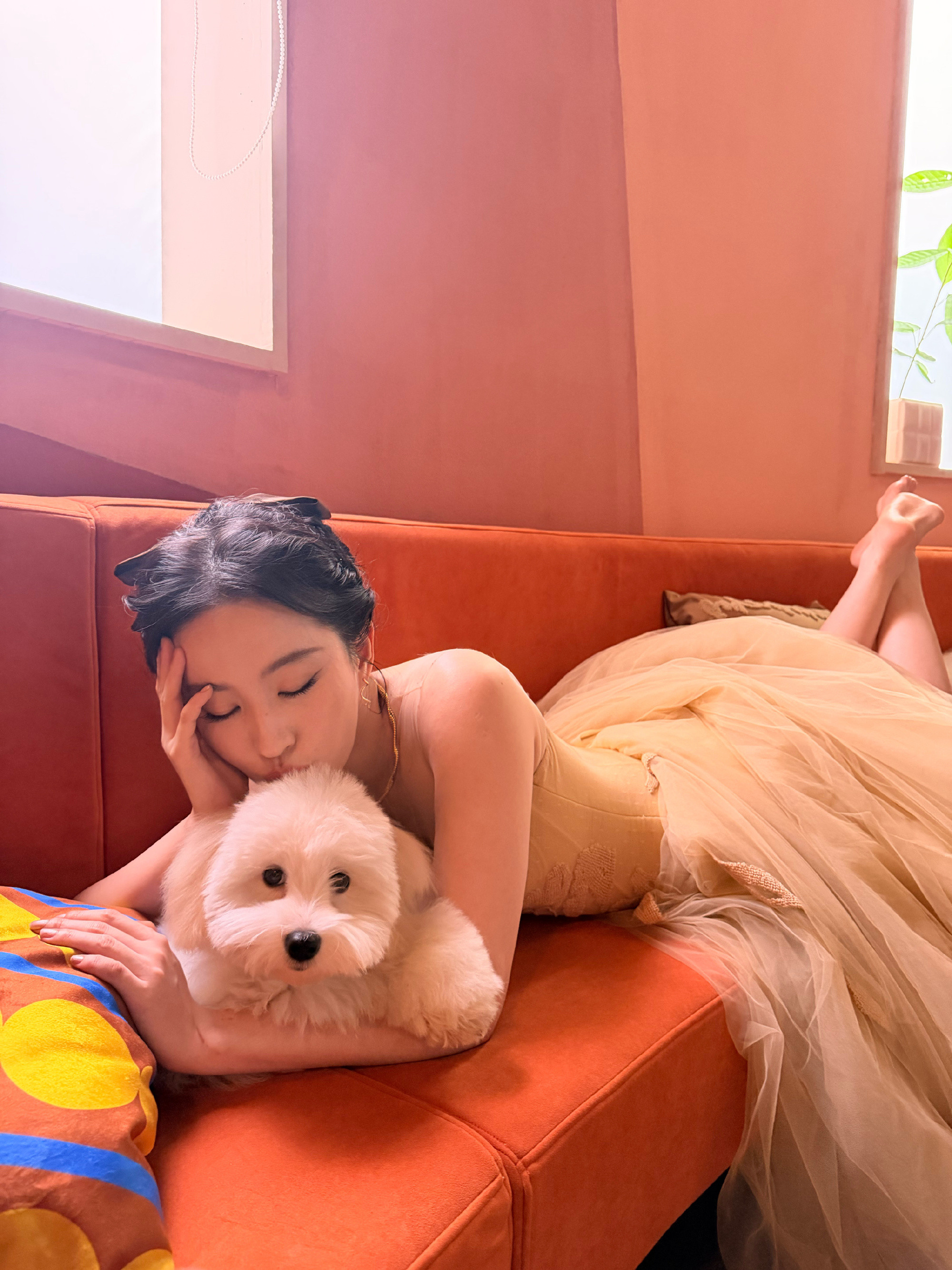 刘亦菲包上的这只狗狗挂件，不会也是哈哈吧，我菲真的有点太宠它了