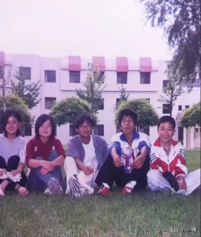 一觉醒来赵丽颖的初中照被翻出，全网直呼“等比例长大”！不是滤镜，不