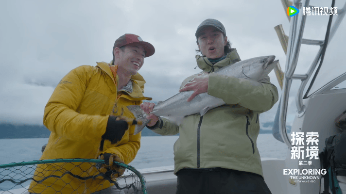 王一博抱鱼好像年画娃娃海钓的成就感，让王一博露出了“年画娃娃”同款的喜庆笑容。