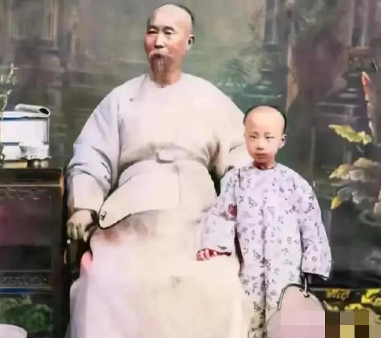 1901年，李鸿章死后，给子孙留下4000万两白银和数万亩良田，没想到，52年后