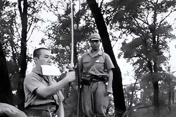 日本切腹自尽有多疼？硬生生用刀划破表皮脂肪，然后使劲割肚子里的内脏，但又不会立刻