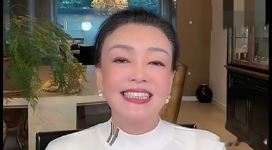 好久不见的张兰，直播了，她笑着说，我们又一个小马要出生了，我们家已经有一只小马。