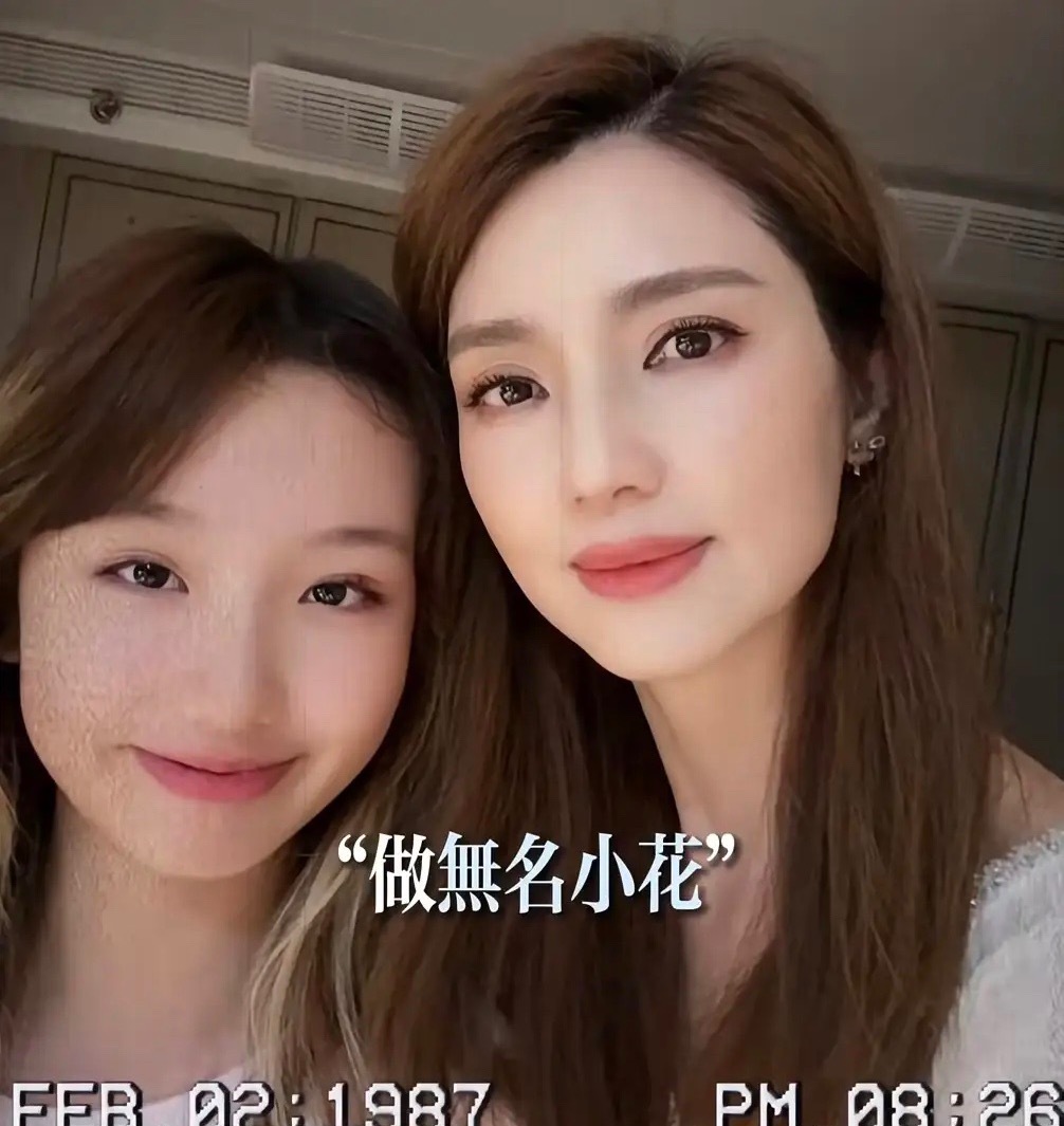 洪欣晒38节合影，娘家妈妈和12岁女儿都出镜，三代人同框长得太像了。彤彤遗传了洪