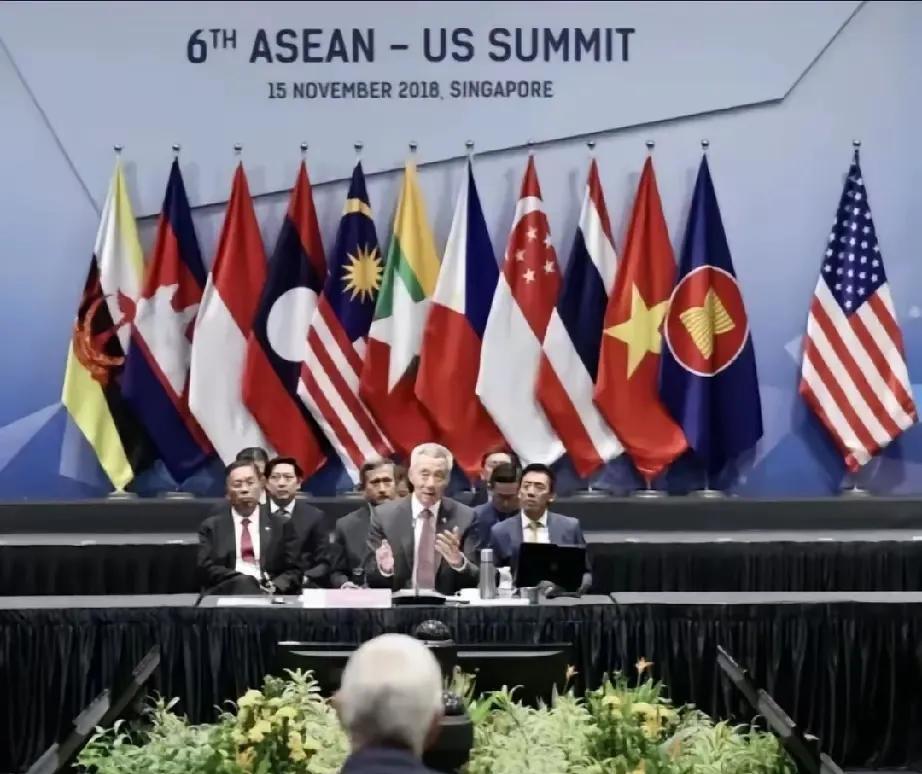 台湾所谓的”邦交国”海地和圣卢西亚的国旗出现在北京的中拉大会上，这是与我们台湾省