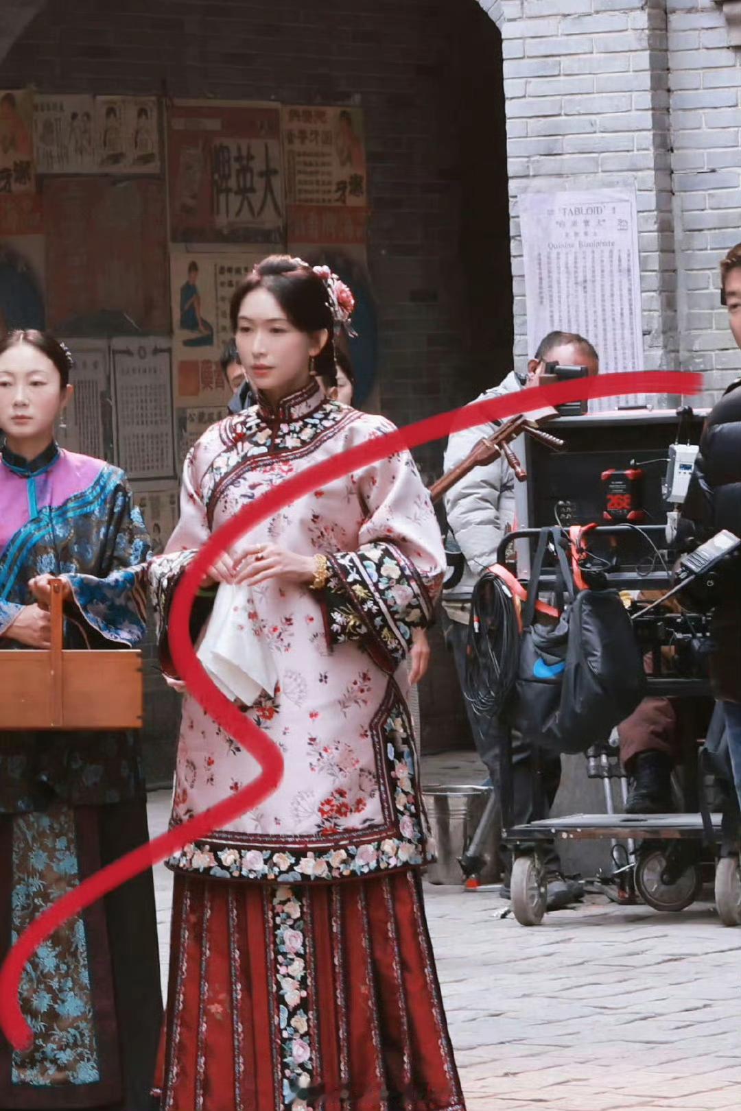 林志玲客串杨紫新剧《玉兰花开君再来》路透看上去林志玲变化不大，还是那么温温柔