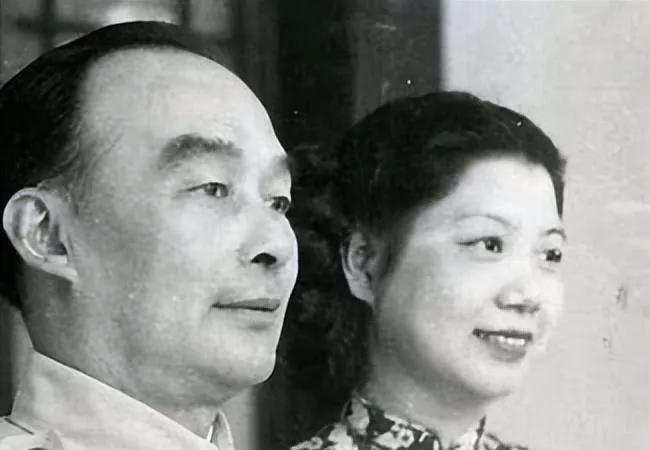 1936年，40岁的胡宗南迷上有夫之妇，一日，胡宗南对着姑娘说：“给你丈夫100