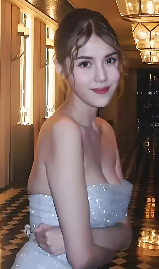 和72岁曾志伟拍争议合影的25岁女星邓凯文，2023年落选港姐，是T