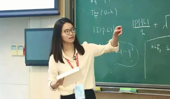 王虹怎么也没想到，回趟国做学术交流，竟被全网拉着跟韦东奕比到热搜上。看了评论区的