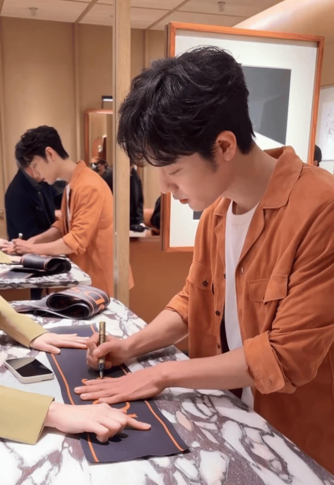 肖战剪彩顺手在彩带上划拉两笔，XZ俩字母一闪而过，被眼尖粉丝截成八倍镜动图。隔天