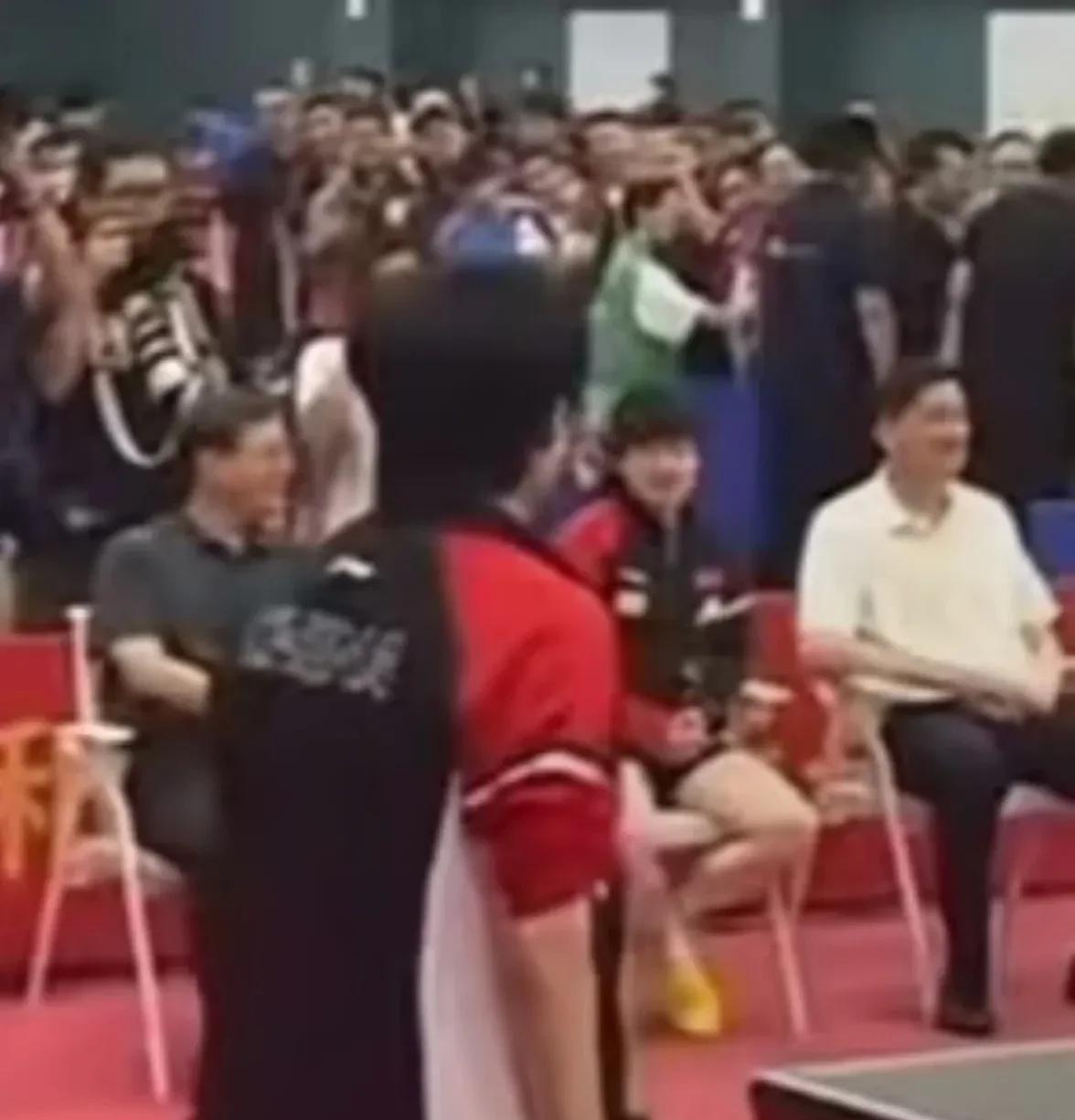 领导们，下次换个超清手机拍好吗？[捂脸哭]这个手机像素是哪个品牌？这么糊，都能