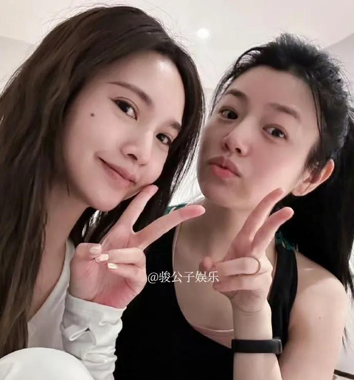 5月31号那天，杨丞琳刚好在陈妍希生日的时候给她送上了祝福。她说：“感觉你现在过