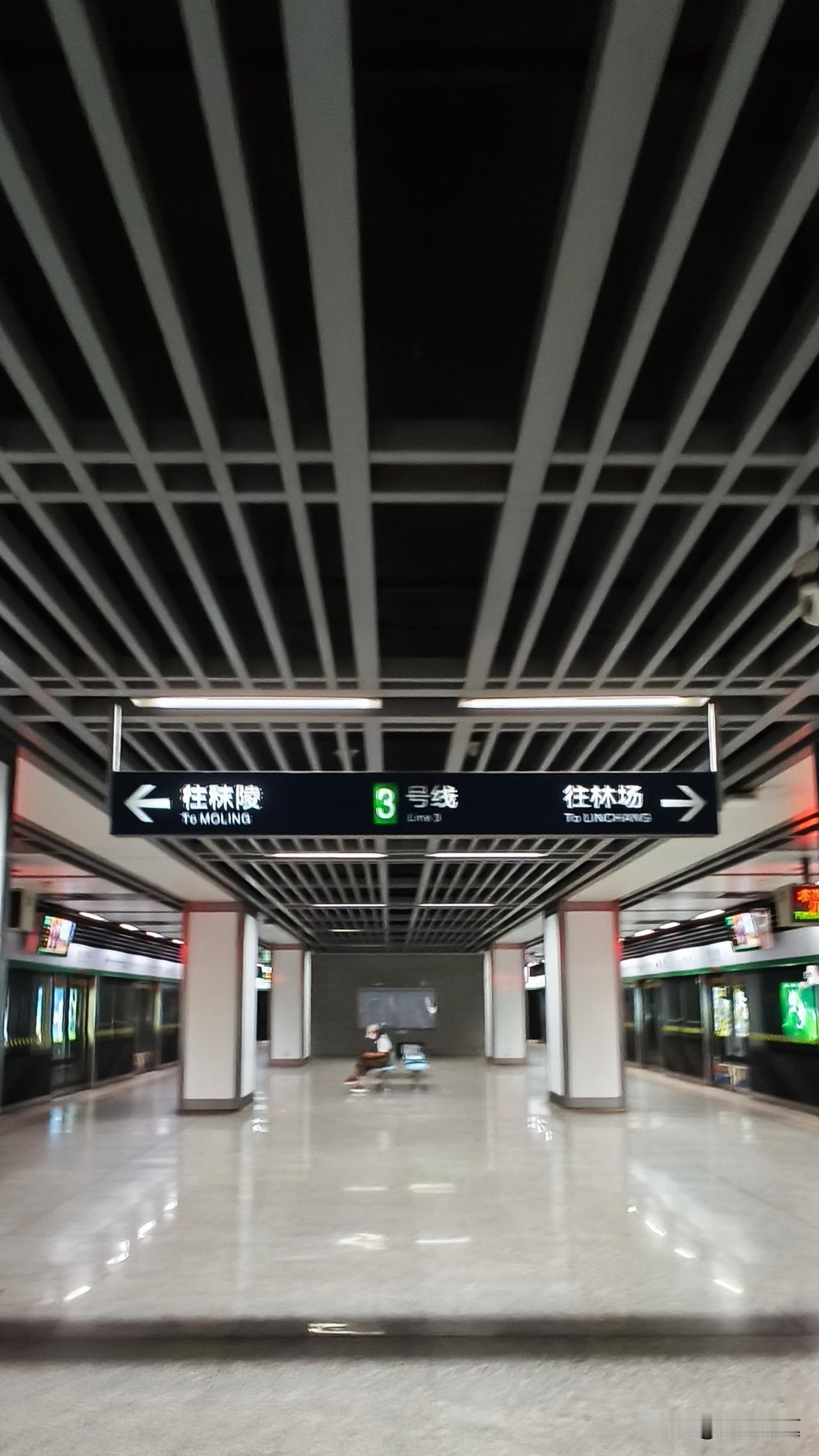 南京地铁六号线刚全线跑通那周，我还特意绕了两站路去体验，当时就觉得三号线的好日子