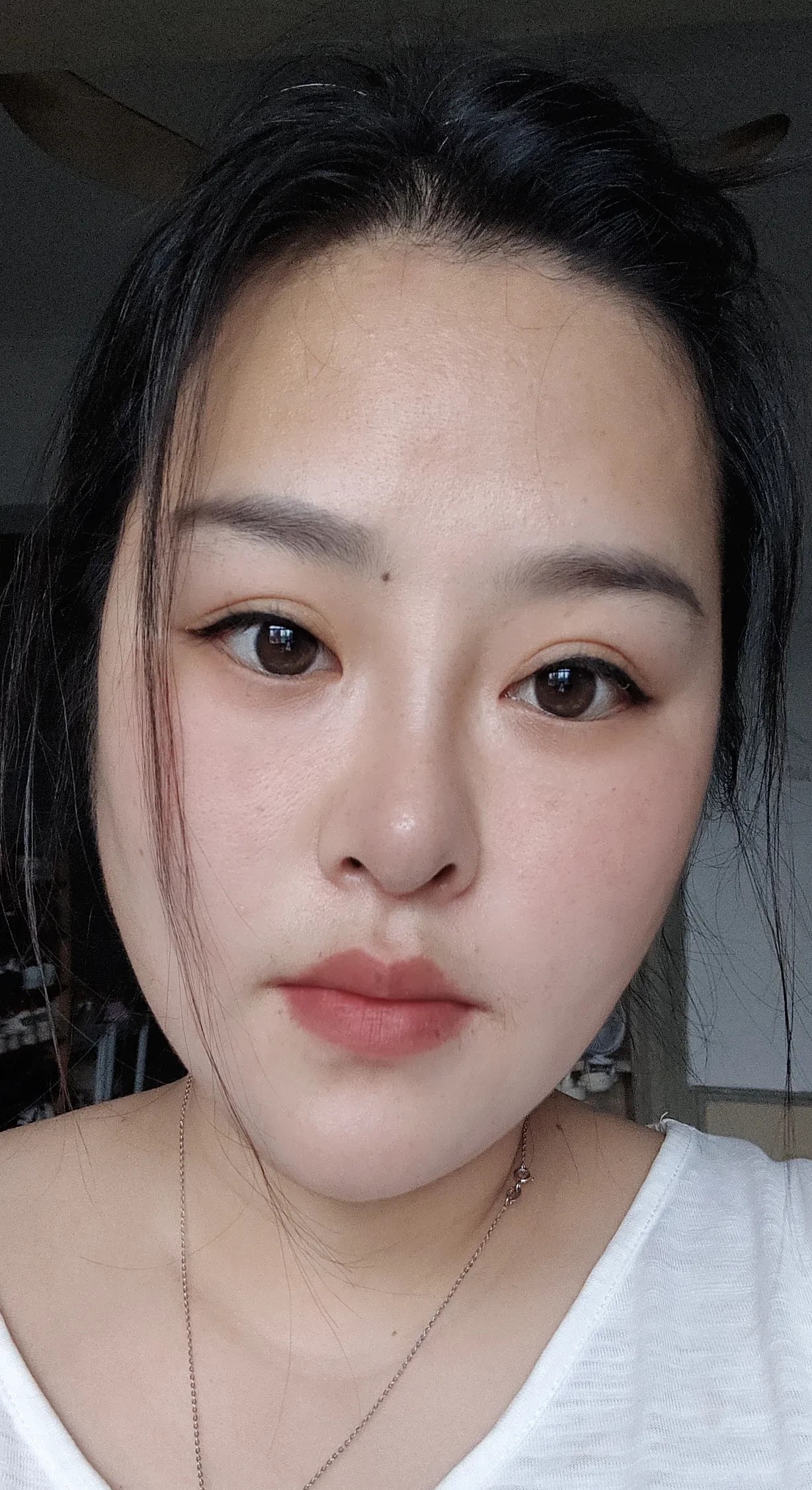 我单身离异10多年了，至今还是一个人。这是我早上起床后皮肤最真实的状态。岁月真是