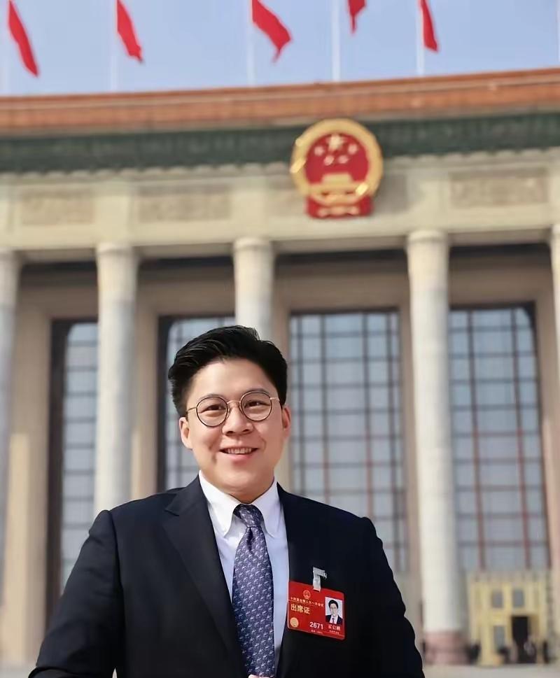 霍启刚曾在访谈中坦言，自己这辈子遇上两位改变命运的贵人，一位磨平了他的骄躁，重塑