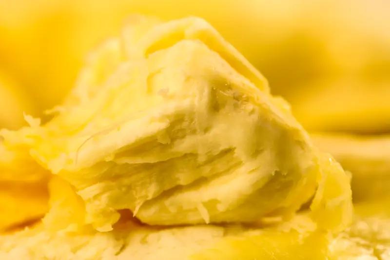 榴莲降价了下班路过水果店，喇叭里循环喊着：“榴莲，二十五一斤！”我愣了一下，