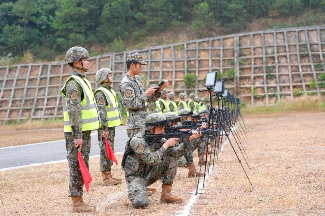 三亚支队使用智慧靶场系统进行射击训练（海南武警）