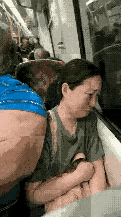 大姐被挤得连空气都感到稀薄了，可她楞是连句抗议都不敢提，外国人不懂怜香惜玉，别看