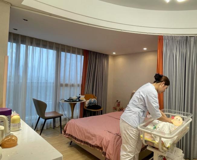 福建福州，一女子花5万元住月子中心。从第31字开始彻底改写如下：她是醒在那道开