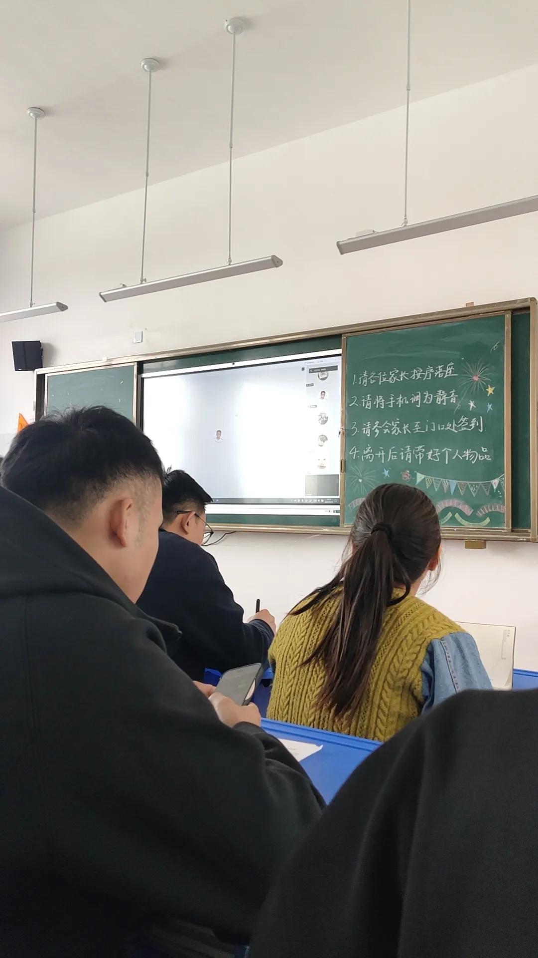 今天参加家长会，一个家长上台发言，说自家的孩子，从来没有报过辅导班。根据班主任