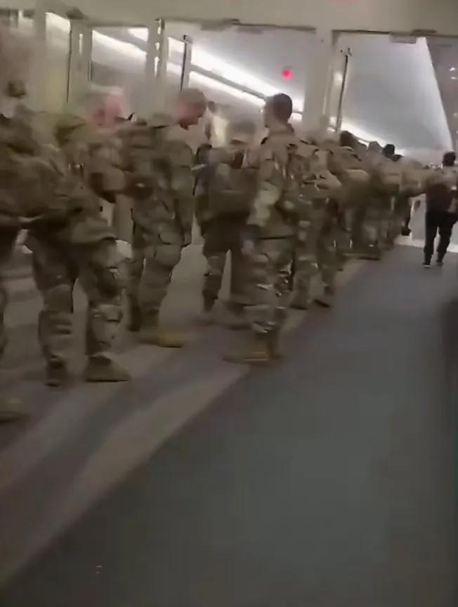 4月2日数百名美军士兵出现在阿联酋迪拜国际机场。很明显，这些美军士兵不是准备参战