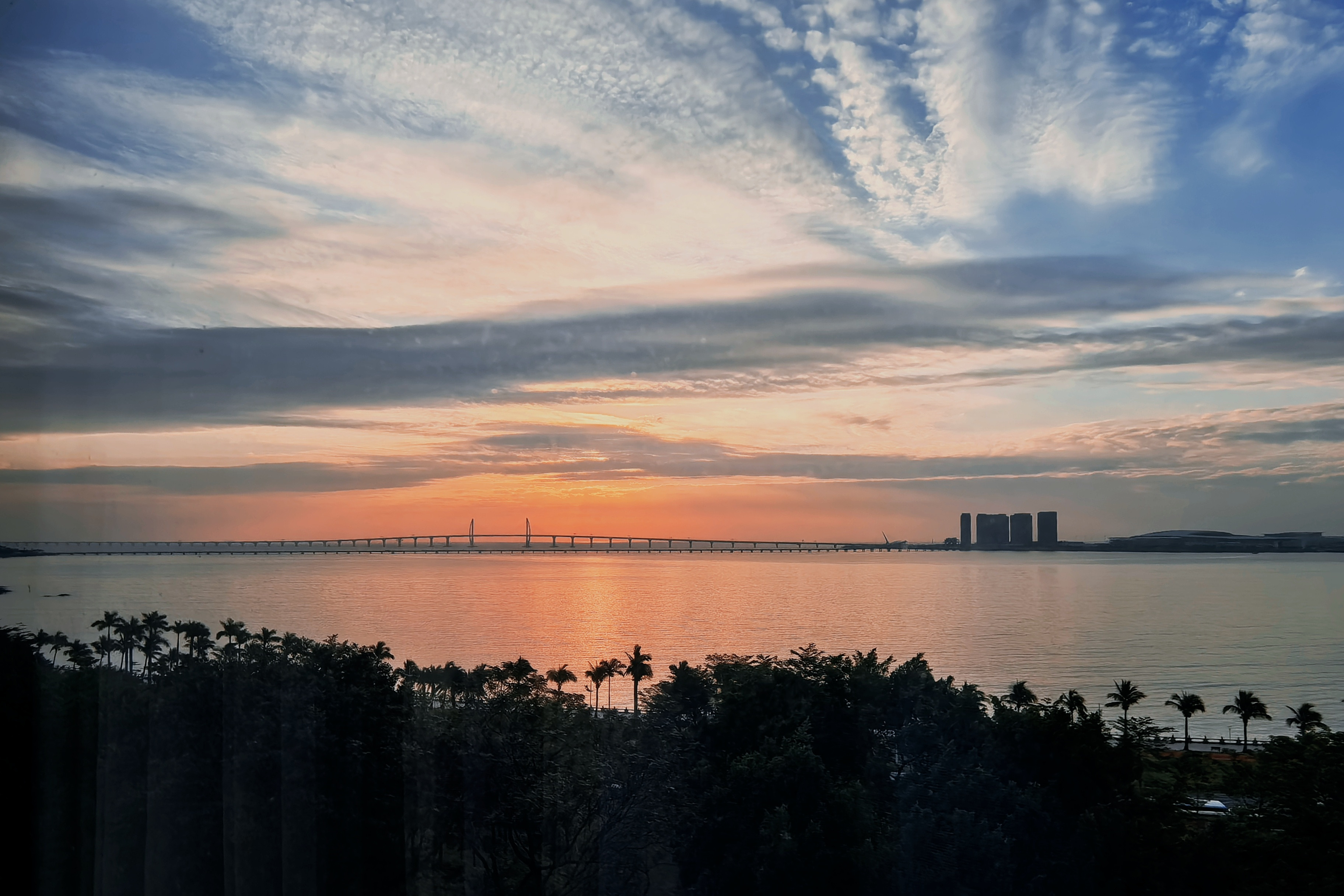 来看日出啦～港珠澳大桥真壮观！