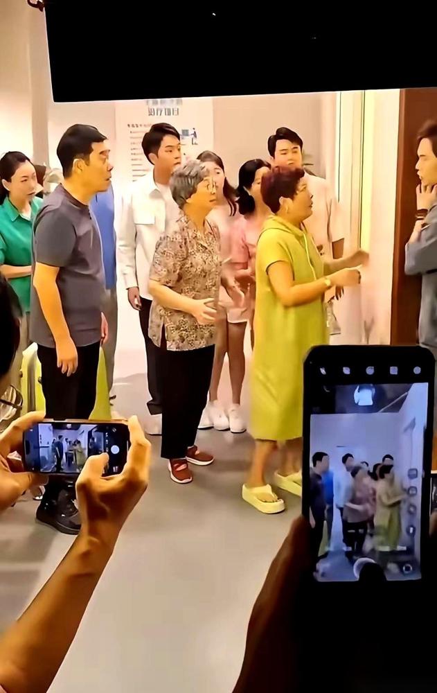 我跟你讲，成年人世界里最膈应人的事，不是不爱了，是演戏。说白了，就是那部追了