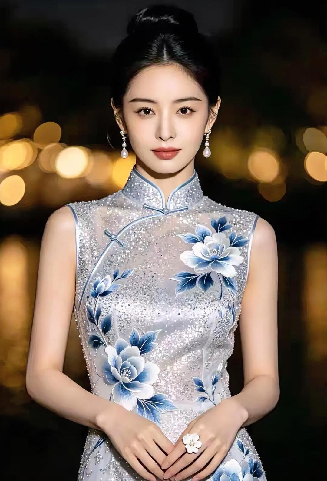流光溢彩的夜色里，青花绽放于银色旗袍之上。盘扣轻系，珠翠微光，双手交